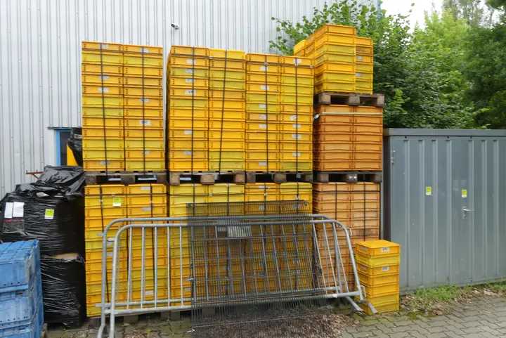 Konvolut Kunststoffkisten Umfang: 9x Palette mit Inhalt (ca. 750 Kisten)